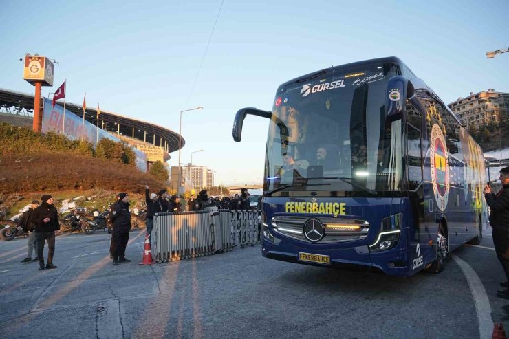 FENERBAHÇE, DERBİ İÇİN STADA GELDİ