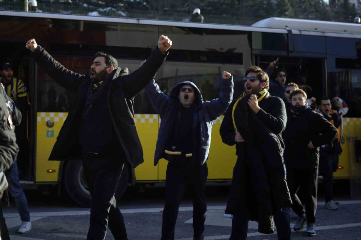 FENERBAHÇE TARAFTARI, ALİ SAMİ YEN SPOR KOMPLEKSİ’NE ULAŞTI