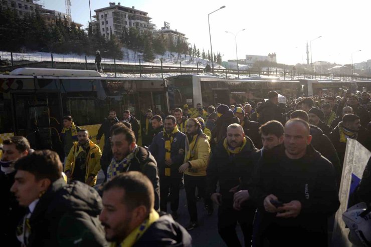 FENERBAHÇE TARAFTARI, ALİ SAMİ YEN SPOR KOMPLEKSİ’NE ULAŞTI