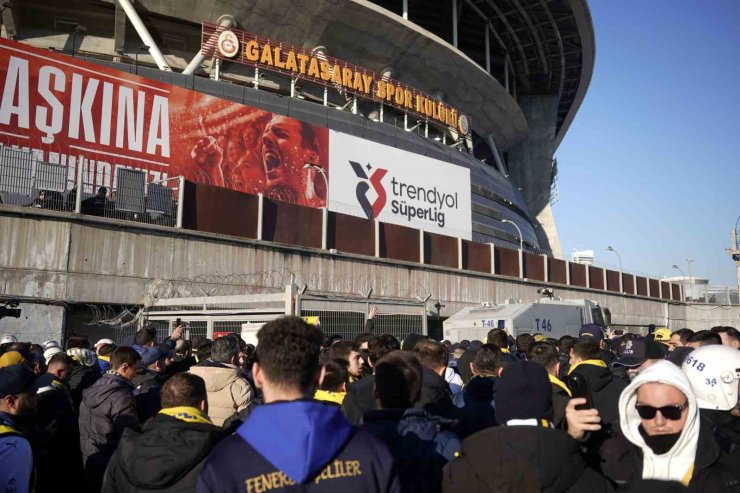 FENERBAHÇE TARAFTARI, ALİ SAMİ YEN SPOR KOMPLEKSİ’NE ULAŞTI