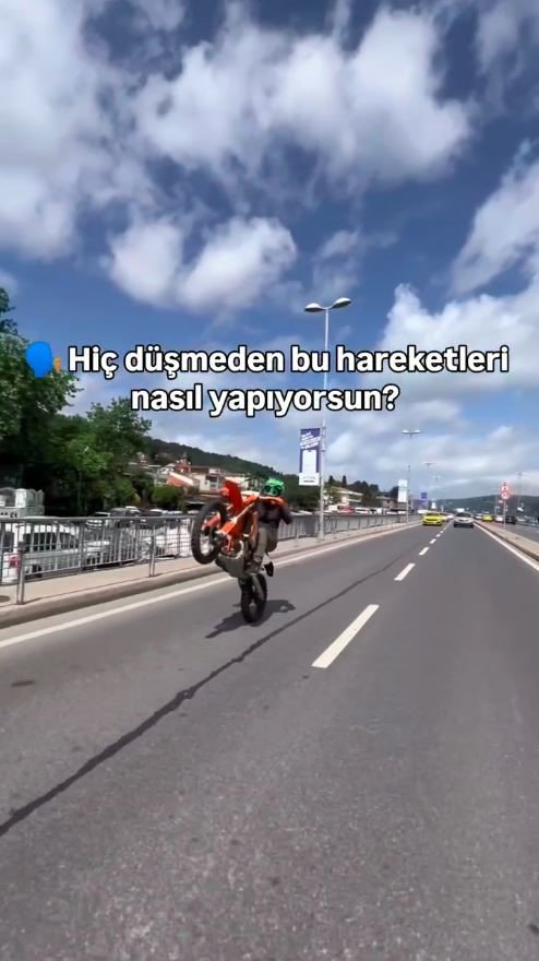 SARIYER’DE AKROBATİK HAREKETLER YAPAN MOTOSİKLETLİ KAMERADA