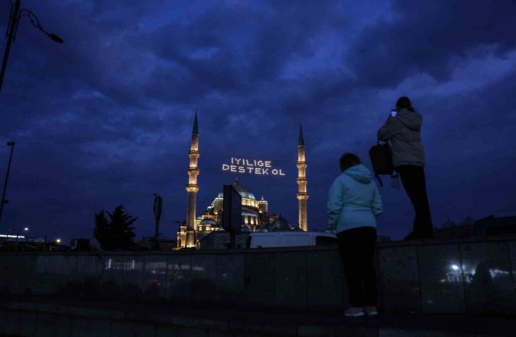 RAMAZAN AYININ HABERCİSİ MAHYALAR İSTANBUL’U SÜSLEMEYE BAŞLADI