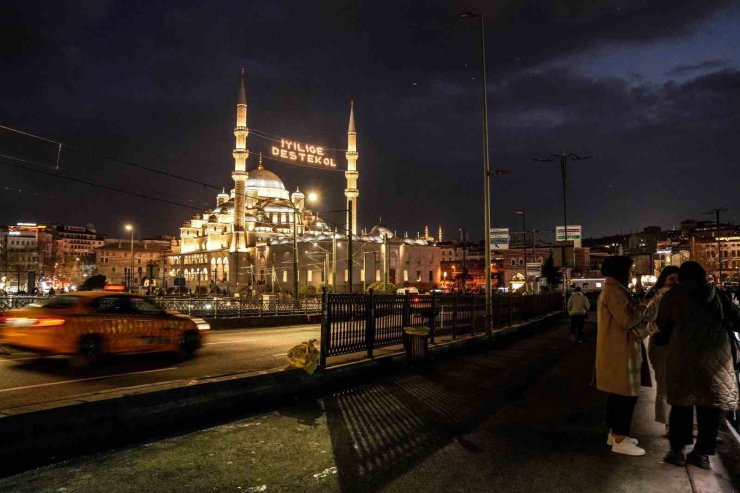 RAMAZAN AYININ HABERCİSİ MAHYALAR İSTANBUL’U SÜSLEMEYE BAŞLADI