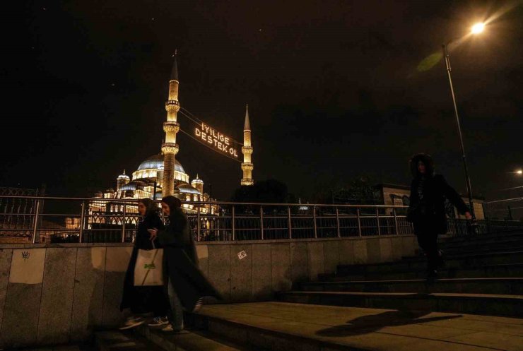 RAMAZAN AYININ HABERCİSİ MAHYALAR İSTANBUL’U SÜSLEMEYE BAŞLADI