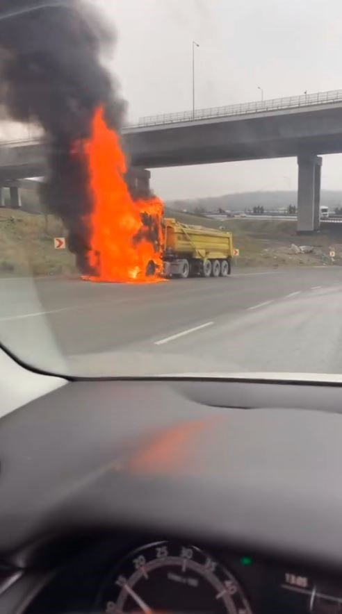 ARNAVUTKÖY’DE HAFRİYAT KAMYONU ALEV ALEV YANDI