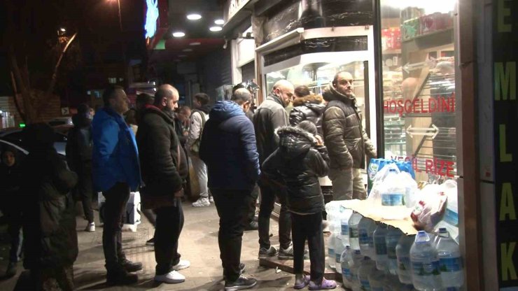 RAMAZAN AYININ İLK SAHURUNDA DAVULCULAR SOKAĞA İNDİ, FIRINLARDA EKMEK KUYRUĞU OLUŞTU