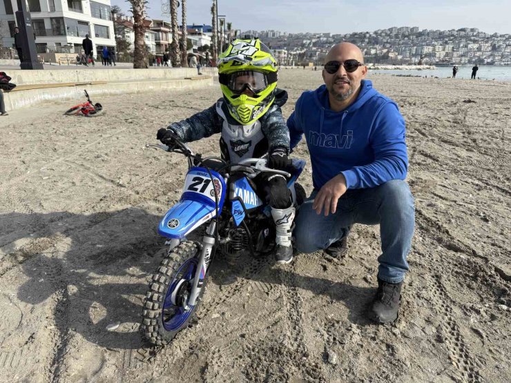 3 BUÇUK YAŞINDA MOTOCROSS TUTKUNU MİNİKTEN GÖZ DOLDURAN PERFORMANS