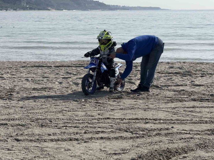 3 BUÇUK YAŞINDA MOTOCROSS TUTKUNU MİNİKTEN GÖZ DOLDURAN PERFORMANS