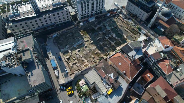 KARAKÖY’DE OTOPARK ÇALIŞMALARI SIRASINDA BULUNAN TARİHİ KALINTILAR GÜN YÜZÜNE ÇIKIYOR