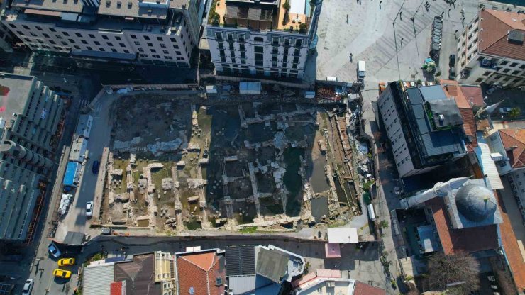 KARAKÖY’DE OTOPARK ÇALIŞMALARI SIRASINDA BULUNAN TARİHİ KALINTILAR GÜN YÜZÜNE ÇIKIYOR