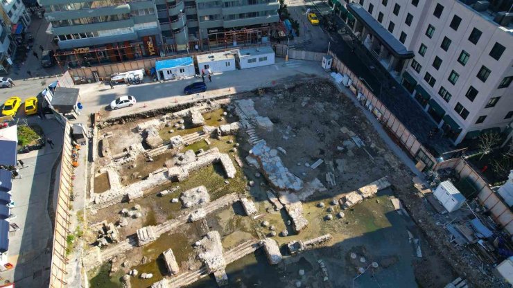 KARAKÖY’DE OTOPARK ÇALIŞMALARI SIRASINDA BULUNAN TARİHİ KALINTILAR GÜN YÜZÜNE ÇIKIYOR