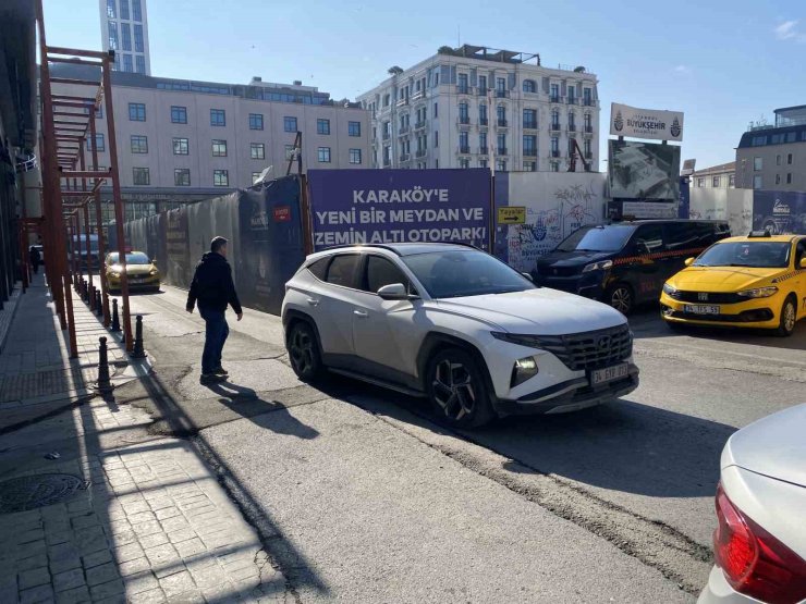 KARAKÖY’DE OTOPARK ÇALIŞMALARI SIRASINDA BULUNAN TARİHİ KALINTILAR GÜN YÜZÜNE ÇIKIYOR