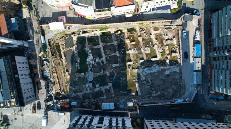 KARAKÖY’DE OTOPARK ÇALIŞMALARI SIRASINDA BULUNAN TARİHİ KALINTILAR GÜN YÜZÜNE ÇIKIYOR