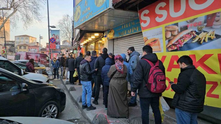 İSTANBUL’DA RAMAZAN’IN İLK GÜNÜNDE PİDE KUYRUĞU