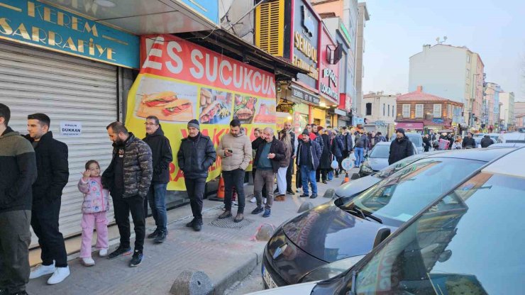 İSTANBUL’DA RAMAZAN’IN İLK GÜNÜNDE PİDE KUYRUĞU