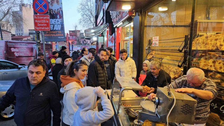 İSTANBUL’DA RAMAZAN’IN İLK GÜNÜNDE PİDE KUYRUĞU