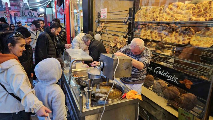 İSTANBUL’DA RAMAZAN’IN İLK GÜNÜNDE PİDE KUYRUĞU