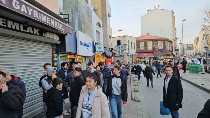 İSTANBUL’DA RAMAZAN’IN İLK GÜNÜNDE PİDE KUYRUĞU