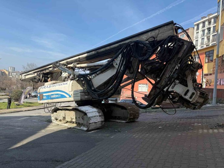 KAĞITHANE’DE İŞ MAKİNESİNİ ÇEKEN HALAT KOPTU, 2 KİŞİ YARALANDI