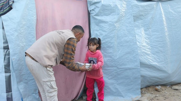 GAZZE’DE İFTAR SEVİNCİ: ESENLER BELEDİYESİ İFTAR SOFRASINI GAZZE’DE KURDU