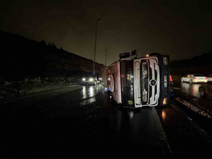 BAŞAKŞEHİR’DE YOLA DEVRİLEN BETON MİKSERİNE ARKADAN GELEN ARAÇ ÇARPTI: 1 YARALI