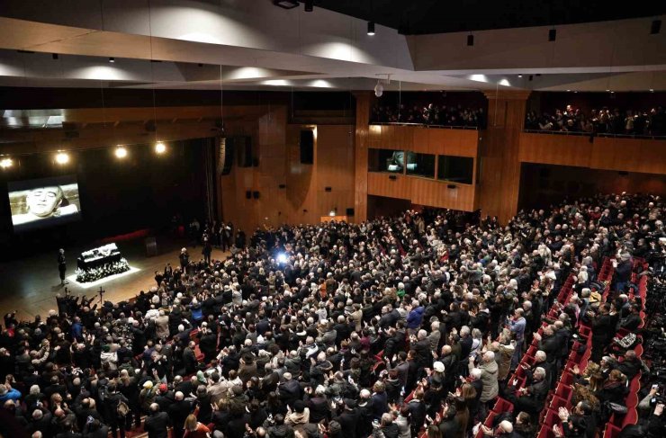 EDİP AKBAYRAM İÇİN CEMAL REŞİT REY KONSER SALONU’NDA TÖREN DÜZENLENDİ