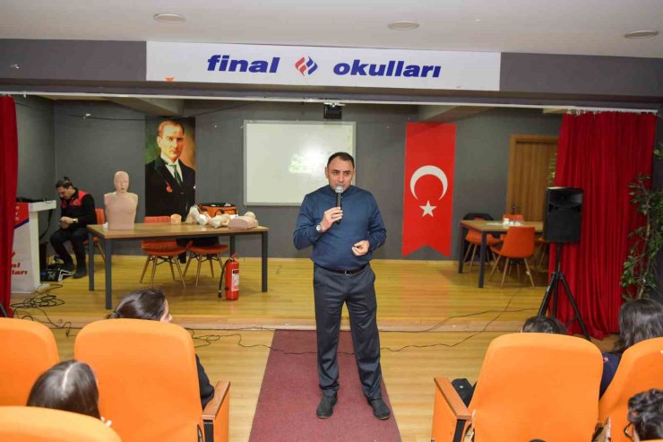 OKULLARDA DEPREM BİLİNCİ VE TEMEL İLK YARDIM EĞİTİMLERİ HIZ KESMEDEN DEVAM EDİYOR