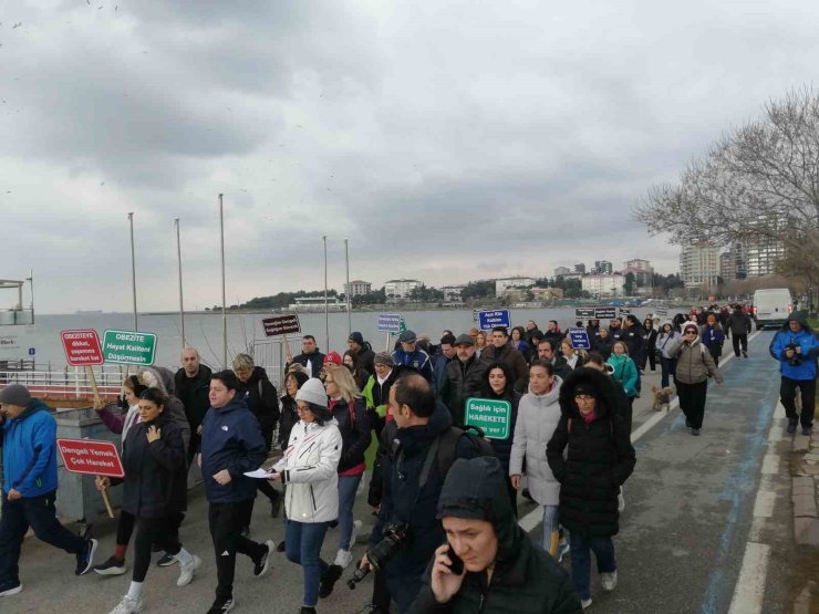 KADIKÖYLÜLER, DÜNYA OBEZİTE GÜNÜ’NDE FARKINDALIK OLUŞTURMAK İÇİN SAHİLDE YÜRÜDÜ