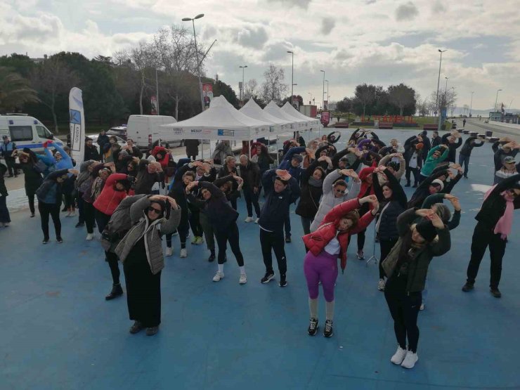 KADIKÖYLÜLER, DÜNYA OBEZİTE GÜNÜ’NDE FARKINDALIK OLUŞTURMAK İÇİN SAHİLDE YÜRÜDÜ