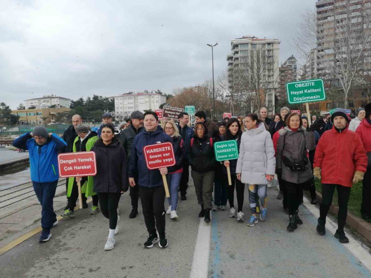 KADIKÖYLÜLER, DÜNYA OBEZİTE GÜNÜ’NDE FARKINDALIK OLUŞTURMAK İÇİN SAHİLDE YÜRÜDÜ