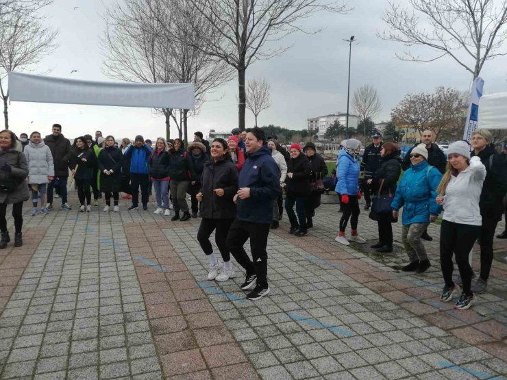 KADIKÖYLÜLER, DÜNYA OBEZİTE GÜNÜ’NDE FARKINDALIK OLUŞTURMAK İÇİN SAHİLDE YÜRÜDÜ