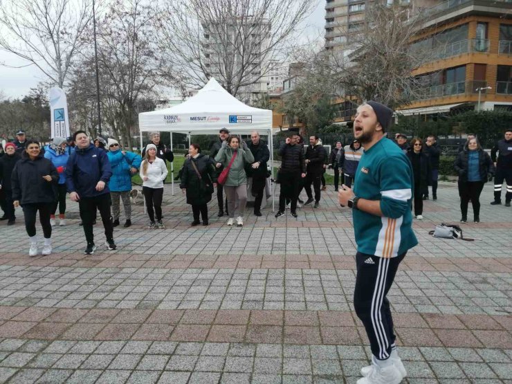 KADIKÖYLÜLER, DÜNYA OBEZİTE GÜNÜ’NDE FARKINDALIK OLUŞTURMAK İÇİN SAHİLDE YÜRÜDÜ