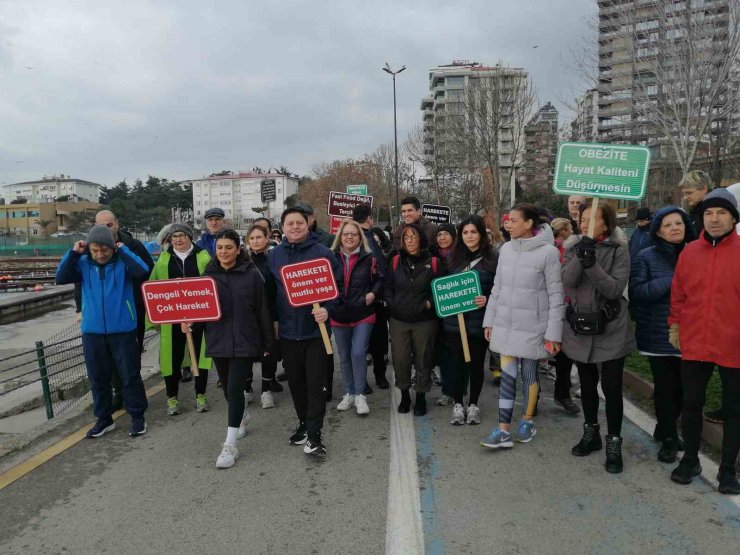 KADIKÖYLÜLER, DÜNYA OBEZİTE GÜNÜ’NDE FARKINDALIK OLUŞTURMAK İÇİN SAHİLDE YÜRÜDÜ