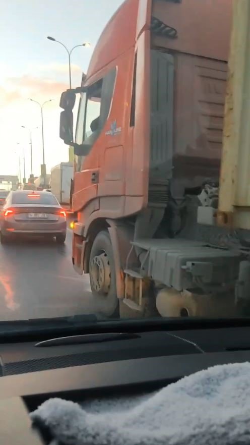 TIR ŞOFÖRÜ TARTIŞTIĞI ADAMIN ÜZERİNE SÜRDÜ, EL HAREKETİ ÇEKTİ: O ANLAR KAMERADA