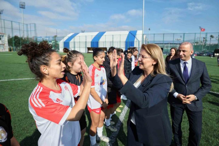 BAKIRKÖY’DE DÜNYA EMEKÇİ KADINLAR GÜNÜ TURNUVASI DÜZENLENDİ