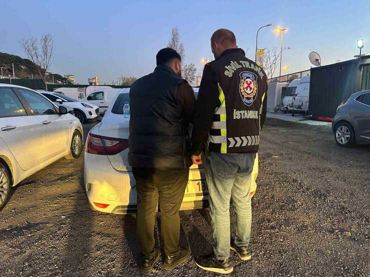 MALTEPE’DE TAKSİ VE MİNİBÜS ŞOFÖRÜNDEN PEŞ PEŞE İHLAL KAMERADA