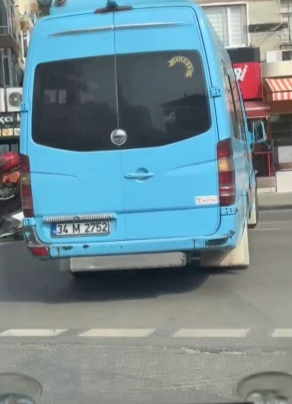 MALTEPE’DE TAKSİ VE MİNİBÜS ŞOFÖRÜNDEN PEŞ PEŞE İHLAL KAMERADA