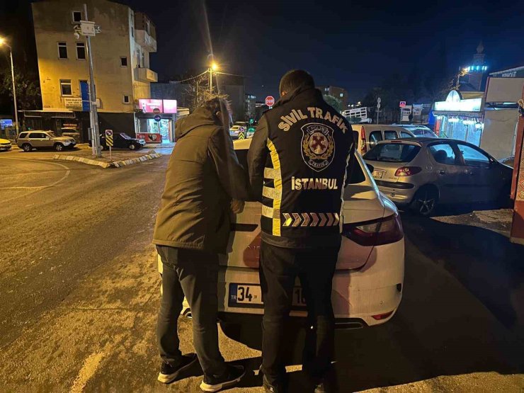 MALTEPE’DE TAKSİ VE MİNİBÜS ŞOFÖRÜNDEN PEŞ PEŞE İHLAL KAMERADA