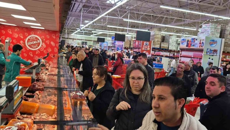 RAMAZAN AYINDA YARI YARIYA DÜŞEN KIYMA FİYATINA HÜCUM ETTİLER