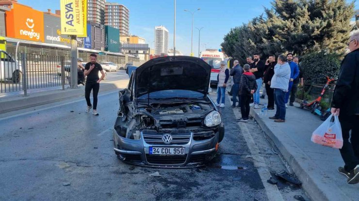 AVCILAR’DA OTOMOBİL ÖNCE İETT OTOBÜSÜNE SONRA BARİYERLERE ÇARPTI: 2 YARALI