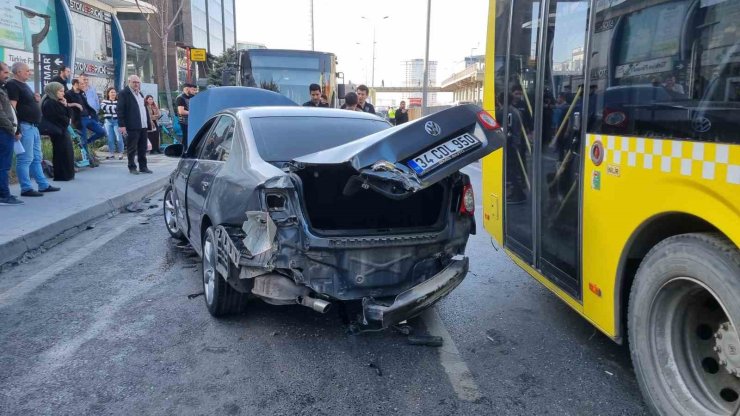 AVCILAR’DA OTOMOBİL ÖNCE İETT OTOBÜSÜNE SONRA BARİYERLERE ÇARPTI: 2 YARALI