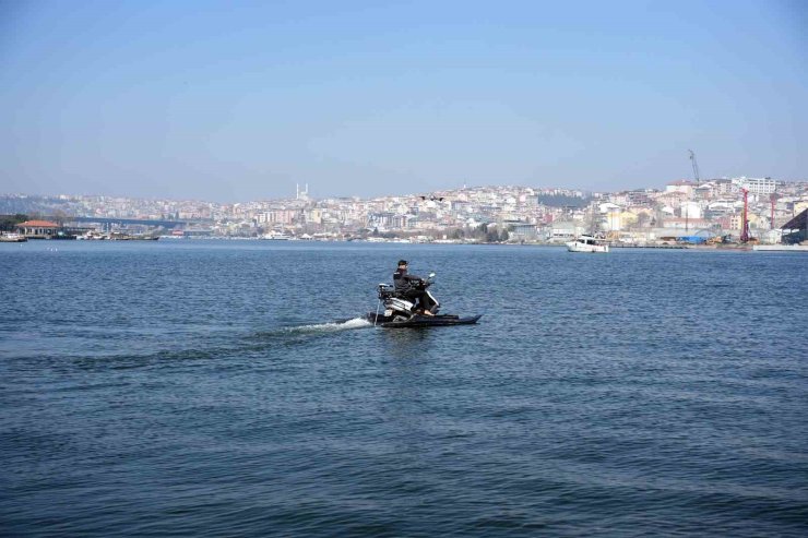 İSTANBUL’DA HEM DENİZDE HEM KARADA GİDEBİLEN MOTOSİKLET YAPTI