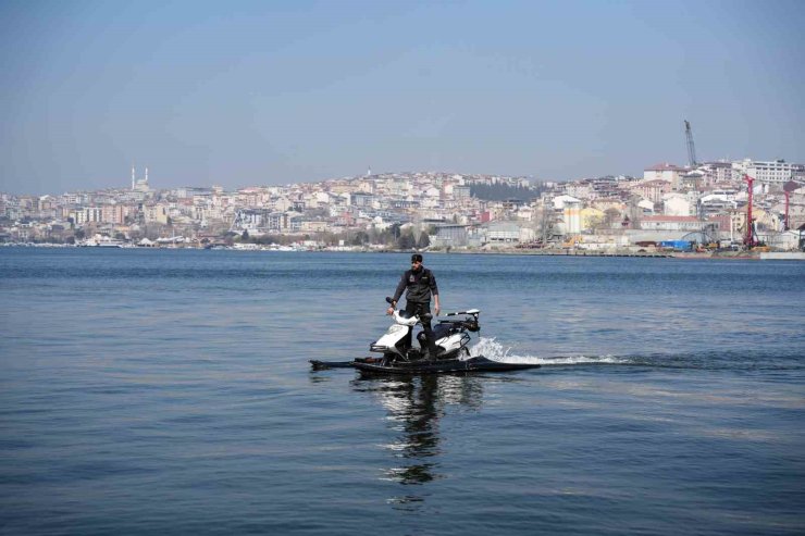 İSTANBUL’DA HEM DENİZDE HEM KARADA GİDEBİLEN MOTOSİKLET YAPTI