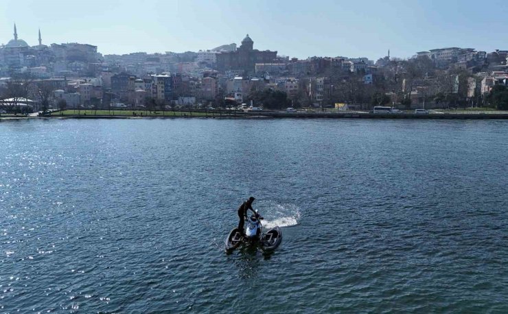 İSTANBUL’DA HEM DENİZDE HEM KARADA GİDEBİLEN MOTOSİKLET YAPTI