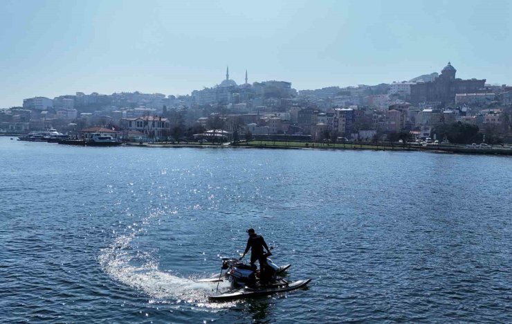 İSTANBUL’DA HEM DENİZDE HEM KARADA GİDEBİLEN MOTOSİKLET YAPTI