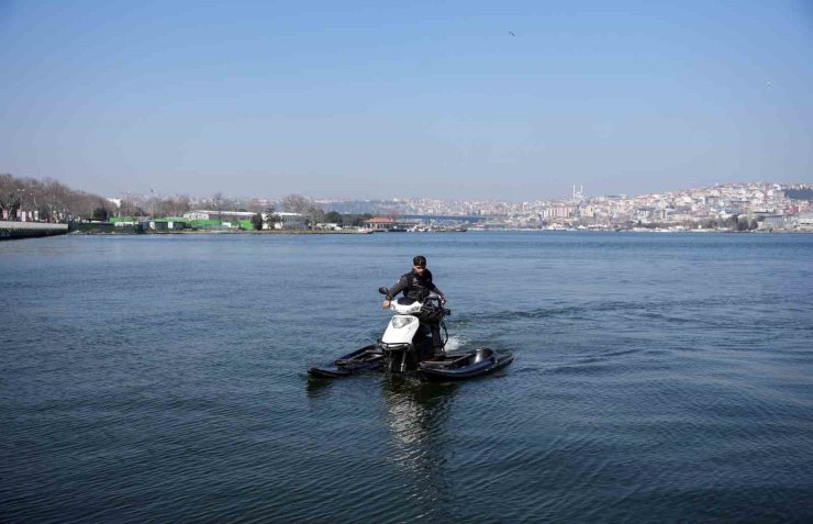 İSTANBUL’DA HEM DENİZDE HEM KARADA GİDEBİLEN MOTOSİKLET YAPTI