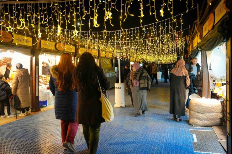 VATANDAŞLARIN RAMAZAN AKŞAMLARINDA EN RENKLİ DURAĞI: BEYOĞLU RAMAZAN SOKAĞI