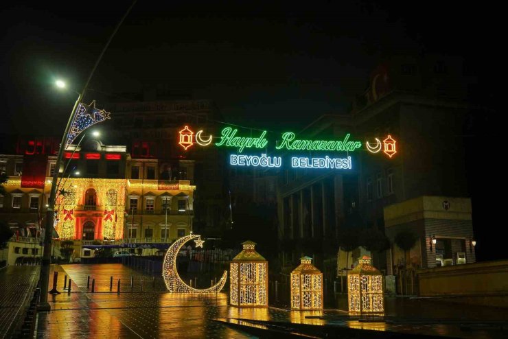 VATANDAŞLARIN RAMAZAN AKŞAMLARINDA EN RENKLİ DURAĞI: BEYOĞLU RAMAZAN SOKAĞI