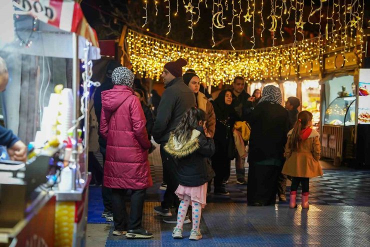 VATANDAŞLARIN RAMAZAN AKŞAMLARINDA EN RENKLİ DURAĞI: BEYOĞLU RAMAZAN SOKAĞI