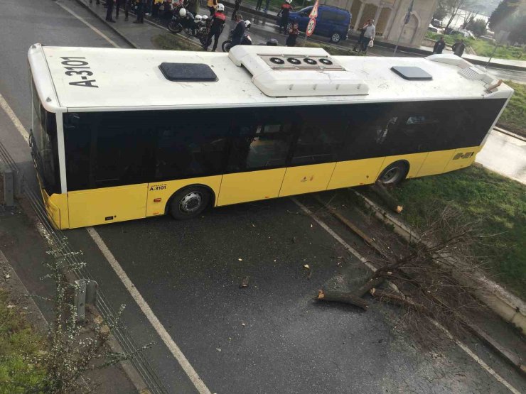 BEYOĞLU’NDA KONTROLDEN ÇIKAN İETT OTOBÜSÜ BARİYERLERE ÇARPTI